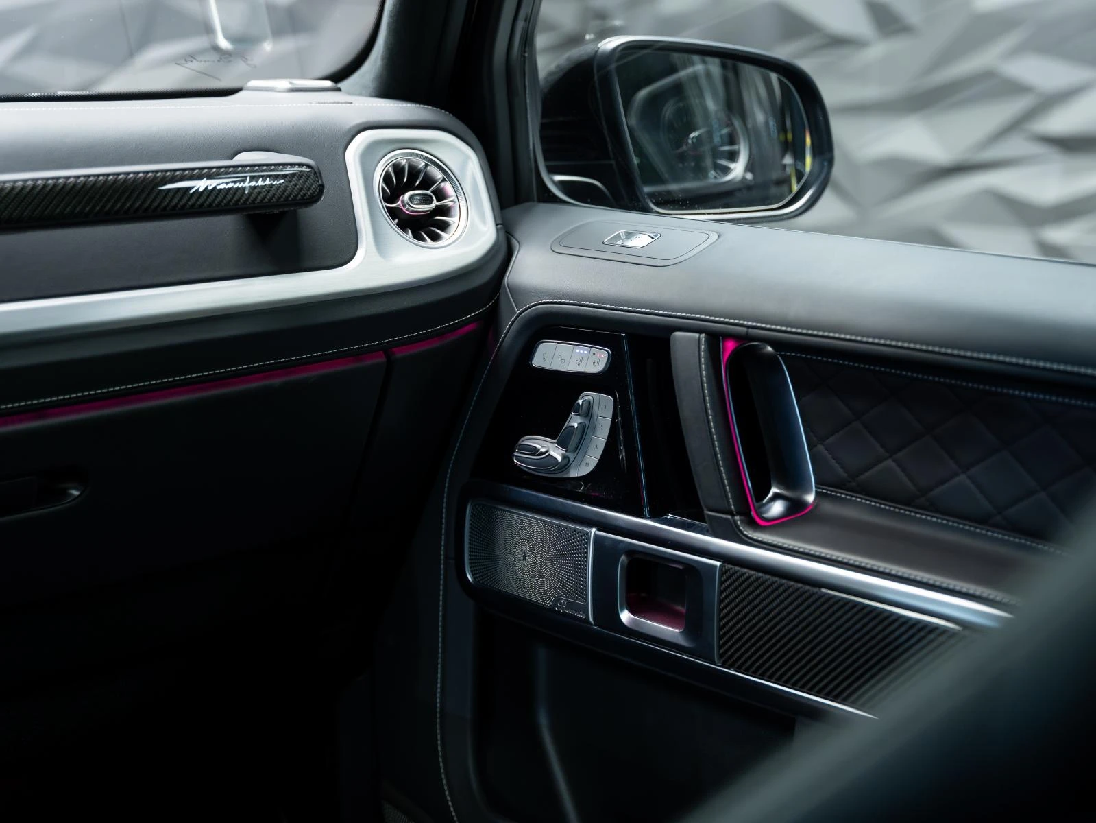 Mercedes-Benz G 63 AMG AKRAPOVIC* STARLIGHT* BURM* 360 CAMERA* CARBON* PA, снимка 13 - Автомобили и джипове - 53923644