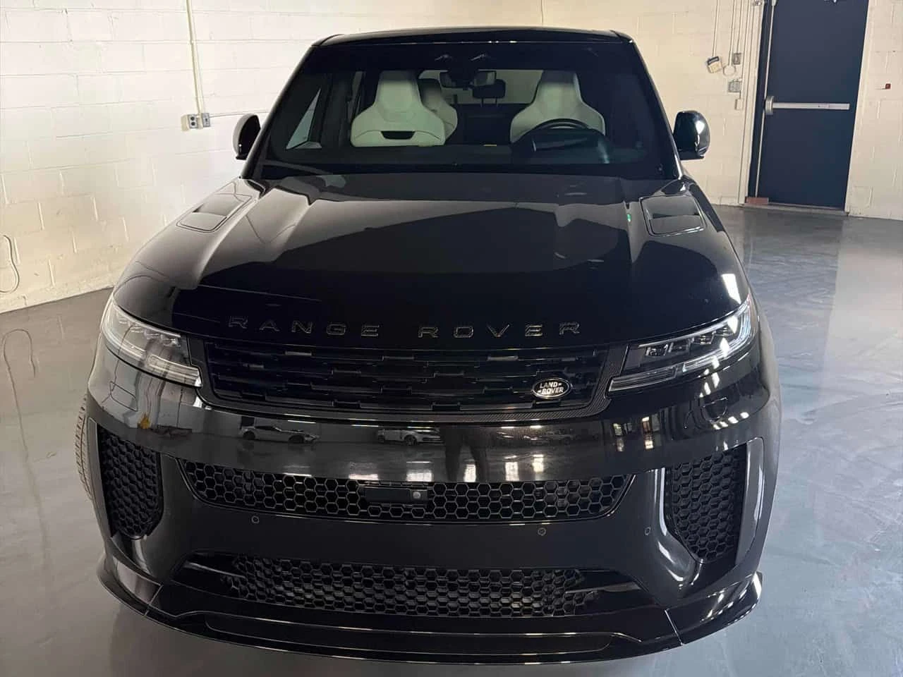 Land Rover Range Rover Sport * SV Edition One * CARFAX * ЦЕНА ДО БГ, снимка 3 - Автомобили и джипове - 55696797