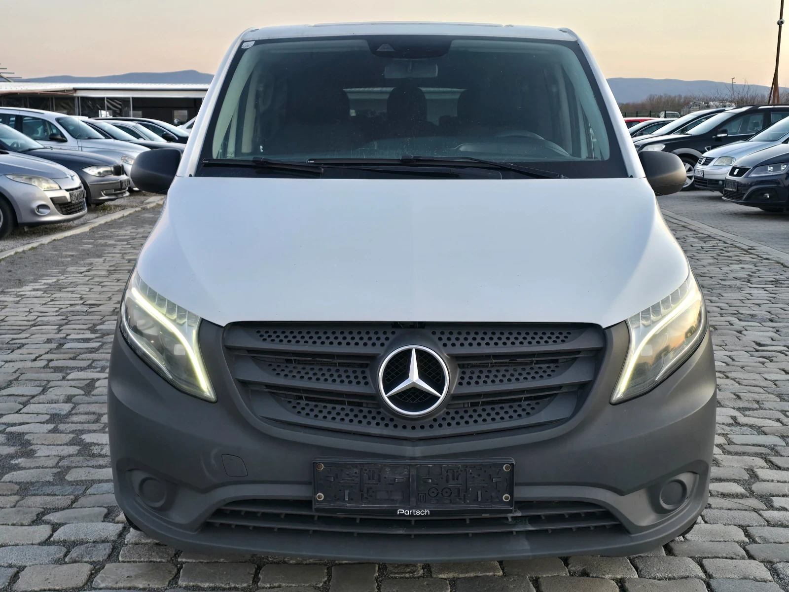 Mercedes-Benz Vito 2.0D 136кс 8 места 2022 година, снимка 2 - Бусове и автобуси - 53830761