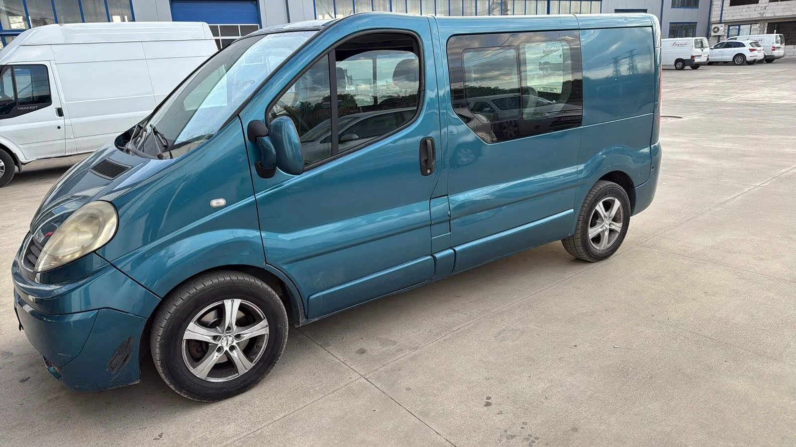 Renault Trafic 2.0 4+ 1 klima, снимка 3 - Бусове и автобуси - 56438164