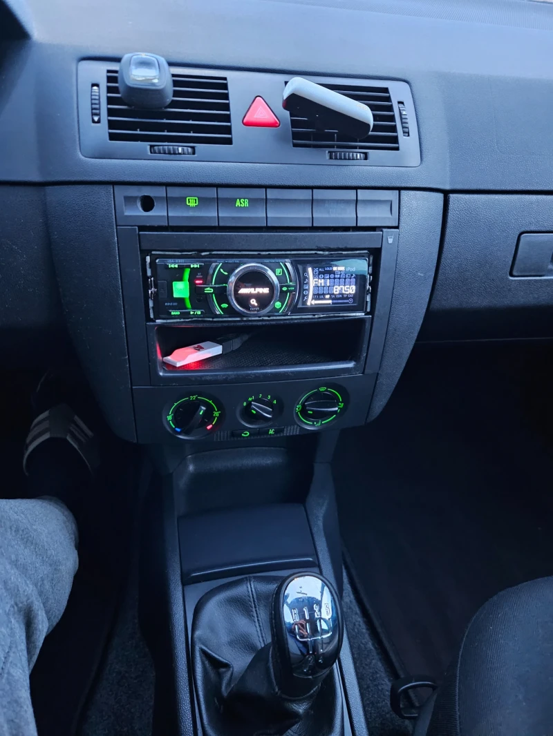 Skoda Fabia, снимка 7 - Автомобили и джипове - 53236343