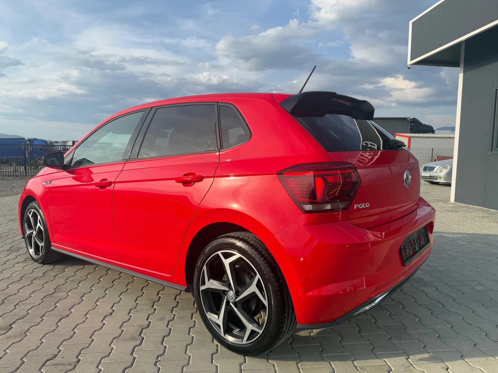 VW Polo 1.6 TDI R line 95 ks Собствен лизинг !!!  - изображение 7