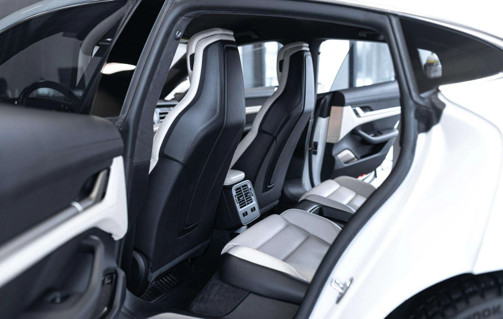 Porsche Taycan Turbo, снимка 5 - Автомобили и джипове - 53998580