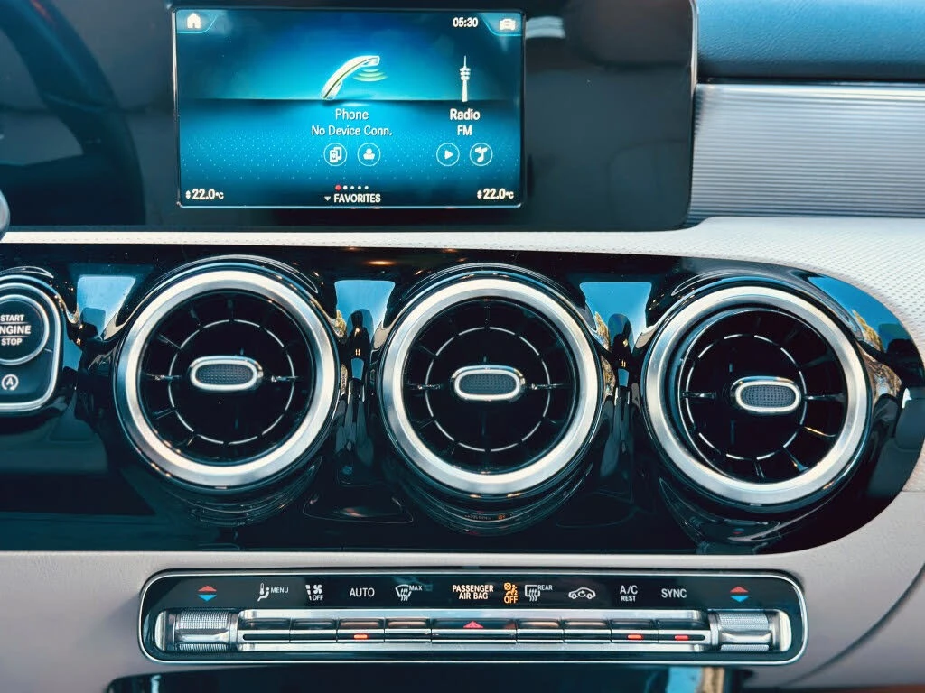 Mercedes-Benz A 220 Sedan 4MATIC* АвтоКредит* (Цена до БГ) , снимка 11 - Автомобили и джипове - 54212937