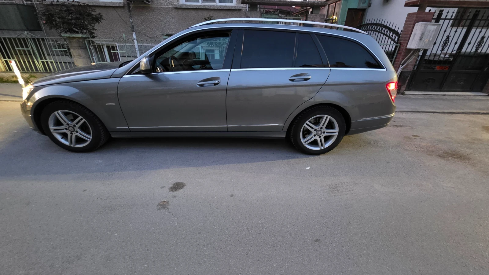 Mercedes-Benz C 220, снимка 2 - Автомобили и джипове - 54422305