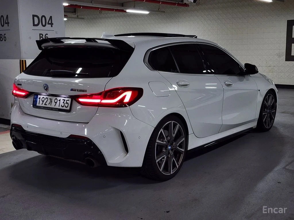 BMW 135 i* XDRIVE* M-SPORT* HEAD-UP* ПОДГРЕВ* КАМЕРА, снимка 3 - Автомобили и джипове - 54480323