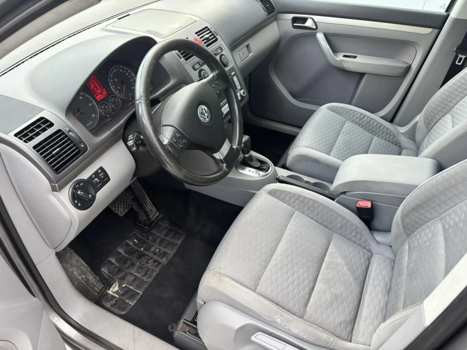VW Touran 1.9 105кс automatic , снимка 11 - Автомобили и джипове - 55362019