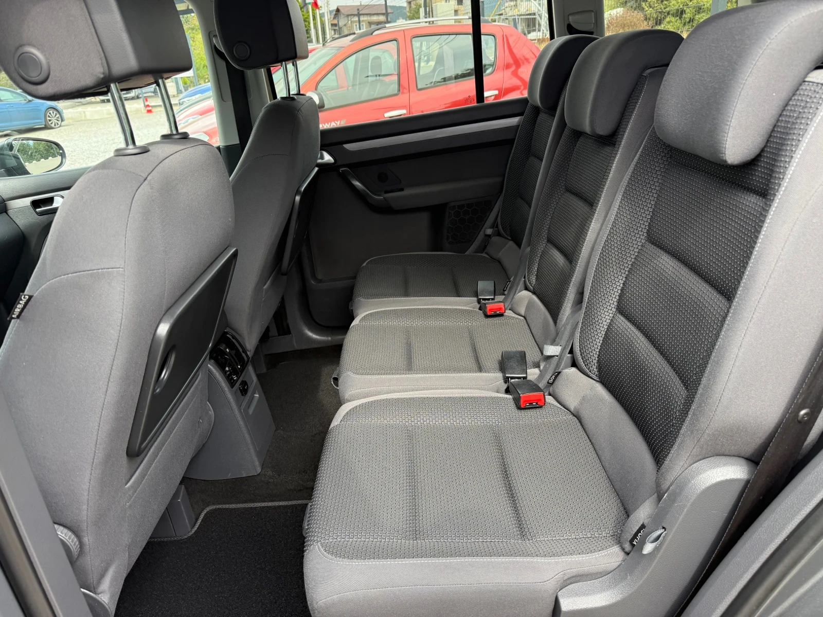 VW Touran 1.6TDI* 105h.p* NAVIGATION* EURO5, снимка 11 - Автомобили и джипове - 56223482