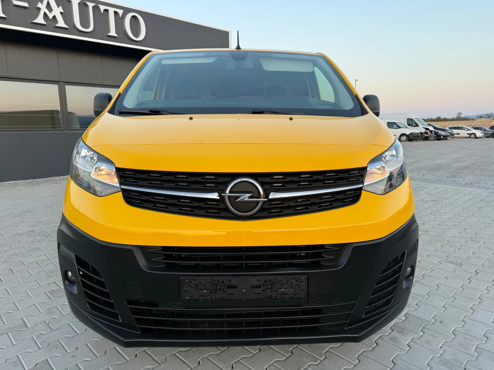 Opel Vivaro 1.5 dci 102000 km Собствен лизинг !! - изображение 2
