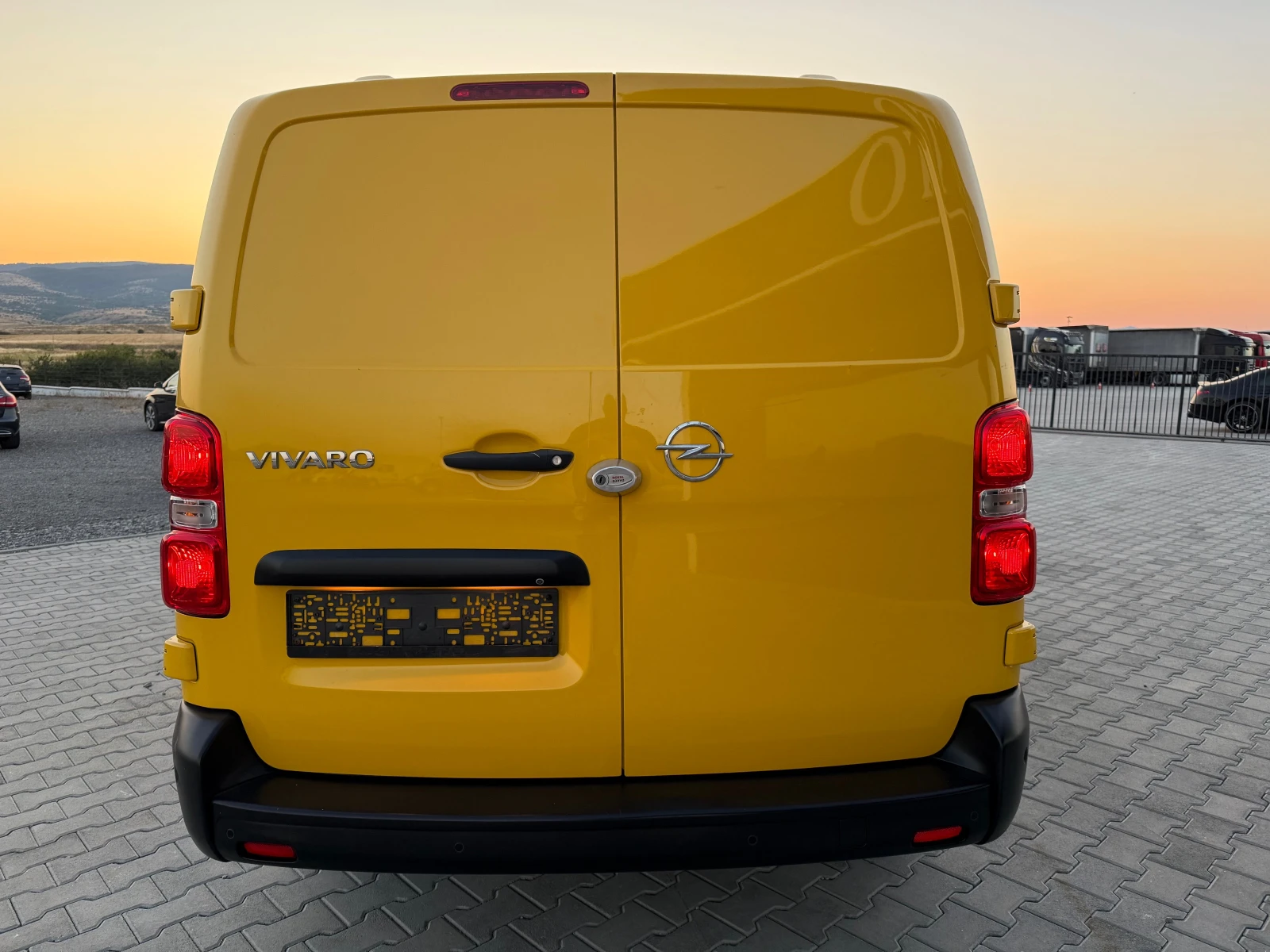 Opel Vivaro 1.5 dci 102000 km Собствен лизинг !! - изображение 6