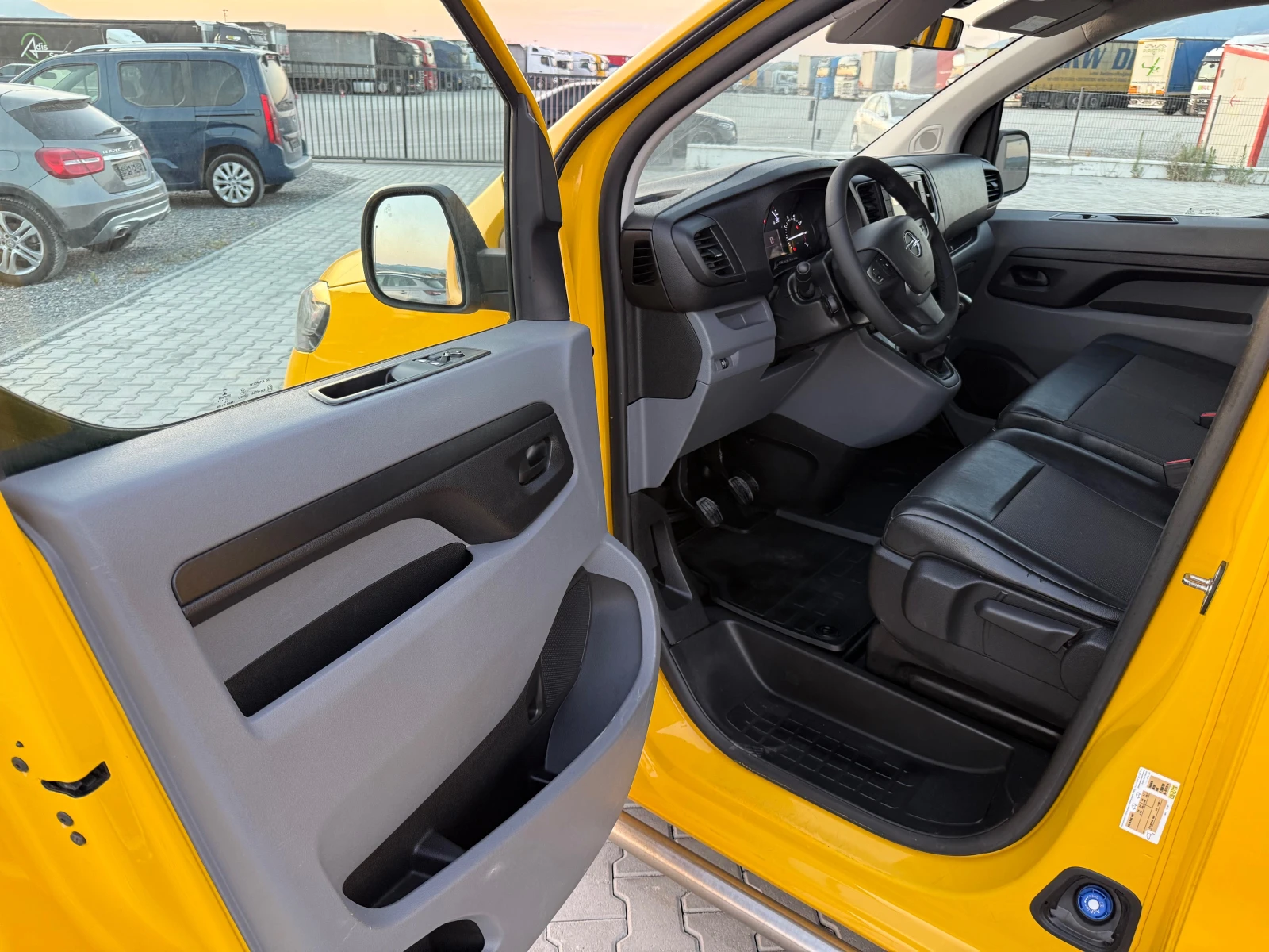 Opel Vivaro 1.5 dci 102000 km Собствен лизинг !! - изображение 8
