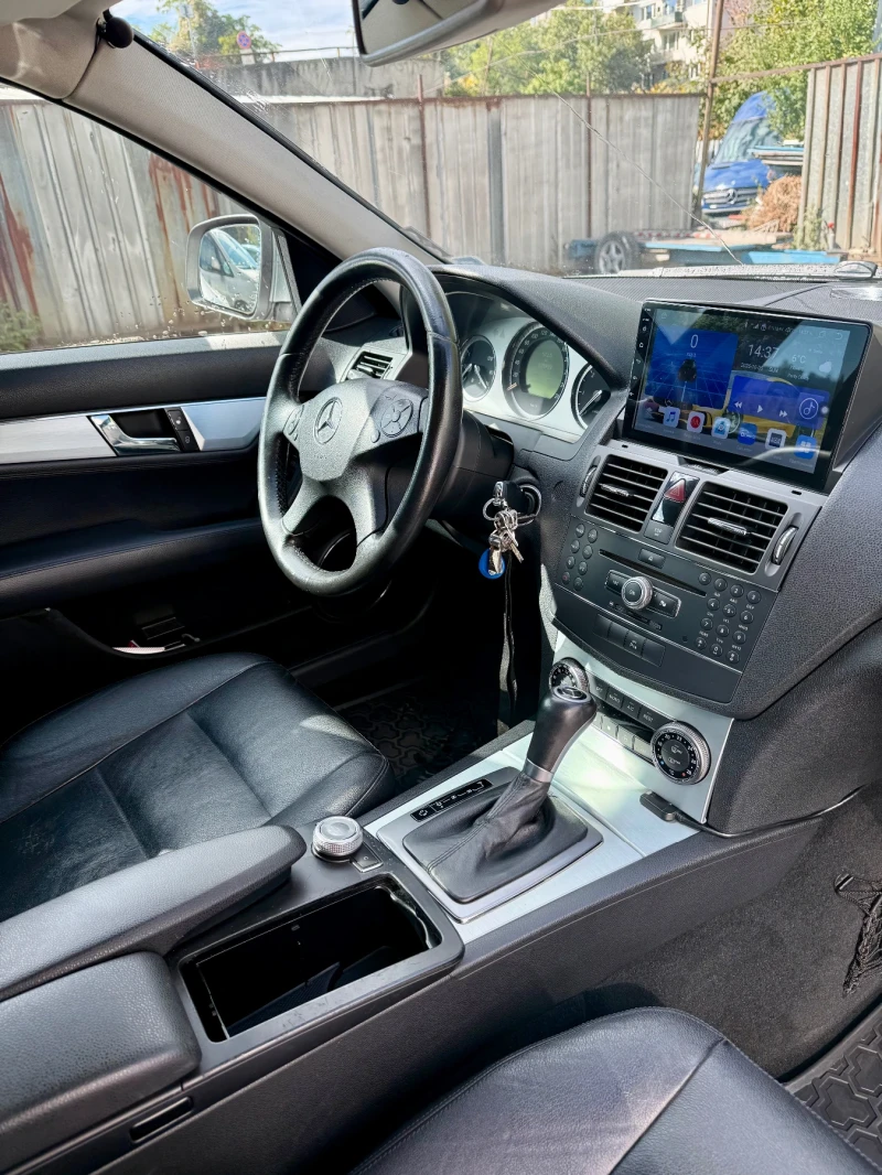 Mercedes-Benz C 320 Avantgarde, снимка 10 - Автомобили и джипове - 51951857