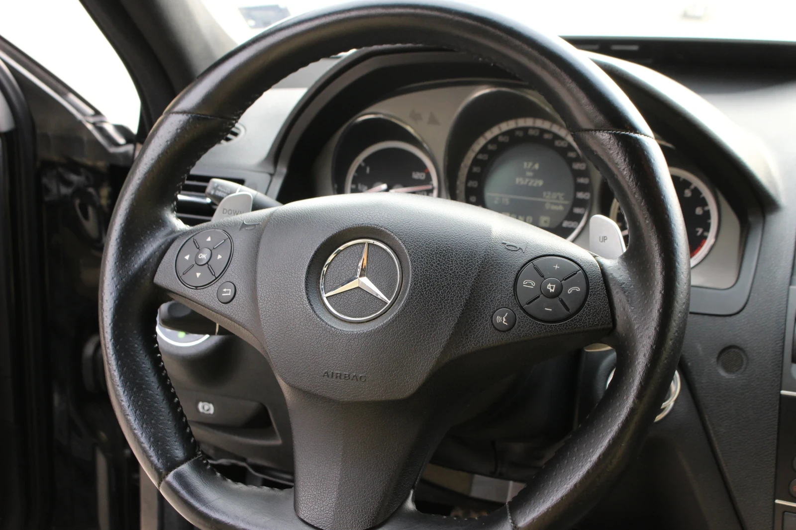 Mercedes-Benz C 63 AMG  - изображение 8