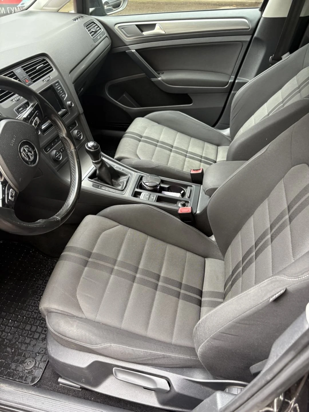 VW Golf 1.6 TDI, снимка 8 - Автомобили и джипове - 53970146