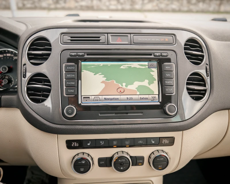 VW Tiguan 2.0 TSi АВТОМАТ* КАМЕРА* КОЖА* НАВИ, снимка 13 - Автомобили и джипове - 52896201