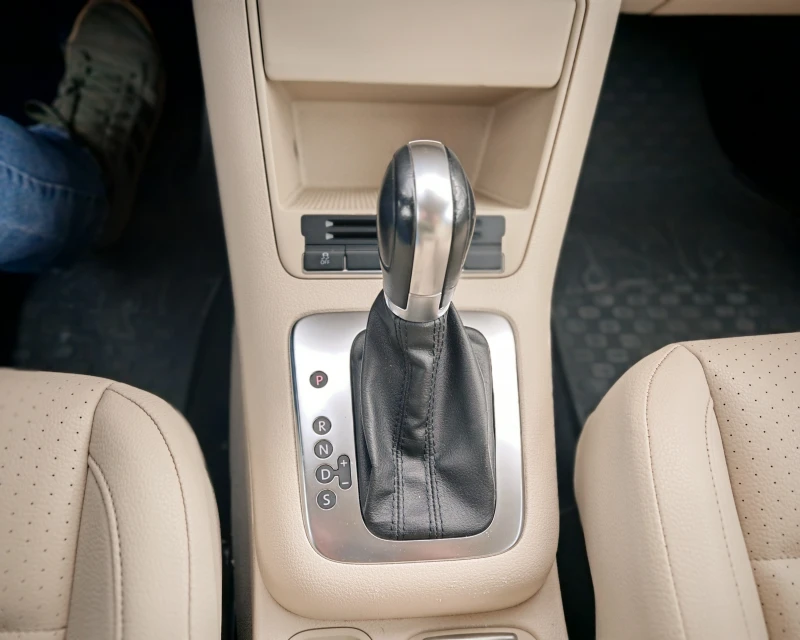 VW Tiguan 2.0 TSi АВТОМАТ* КАМЕРА* КОЖА* НАВИ, снимка 14 - Автомобили и джипове - 52896201