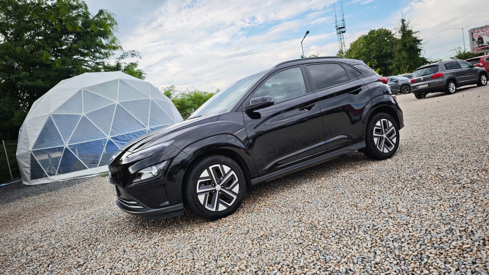 Hyundai Kona НАЛИЧЕН В РУСЕ/БАТЕРИЯ100SOH/СМЯНА НА ЦВЯТ 1000евр, снимка 2 - Автомобили и джипове - 53908108