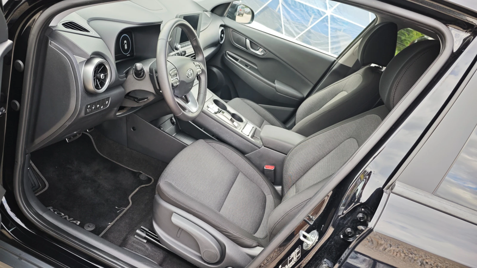 Hyundai Kona НАЛИЧЕН В РУСЕ/БАТЕРИЯ100SOH/СМЯНА НА ЦВЯТ 1000евр, снимка 13 - Автомобили и джипове - 53908108