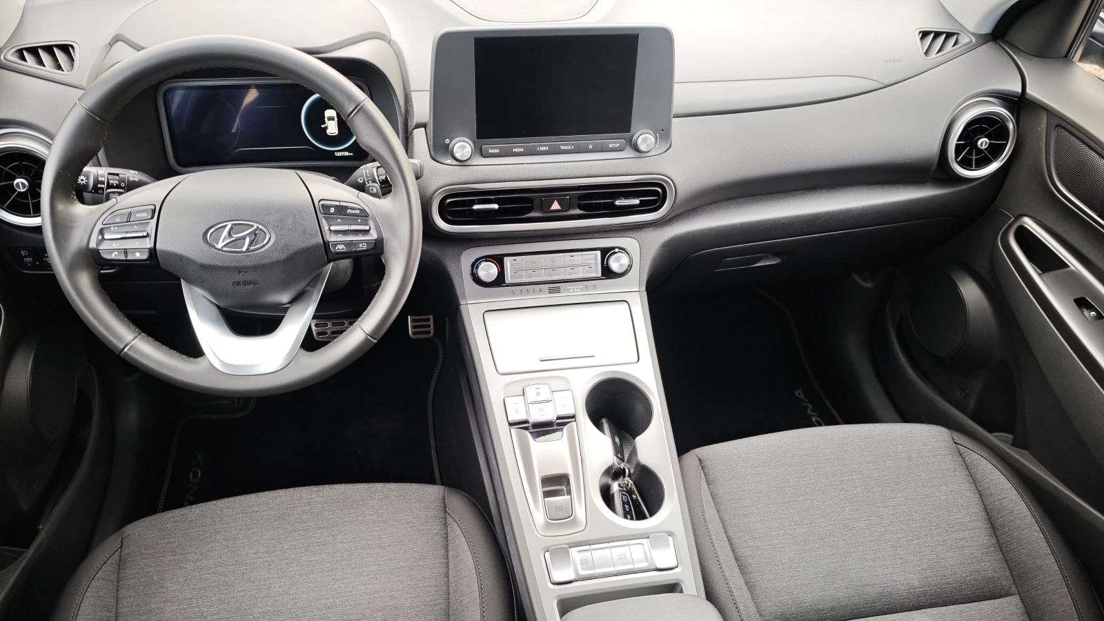 Hyundai Kona НАЛИЧЕН В РУСЕ/БАТЕРИЯ100SOH/СМЯНА НА ЦВЯТ 1000евр, снимка 12 - Автомобили и джипове - 53908108