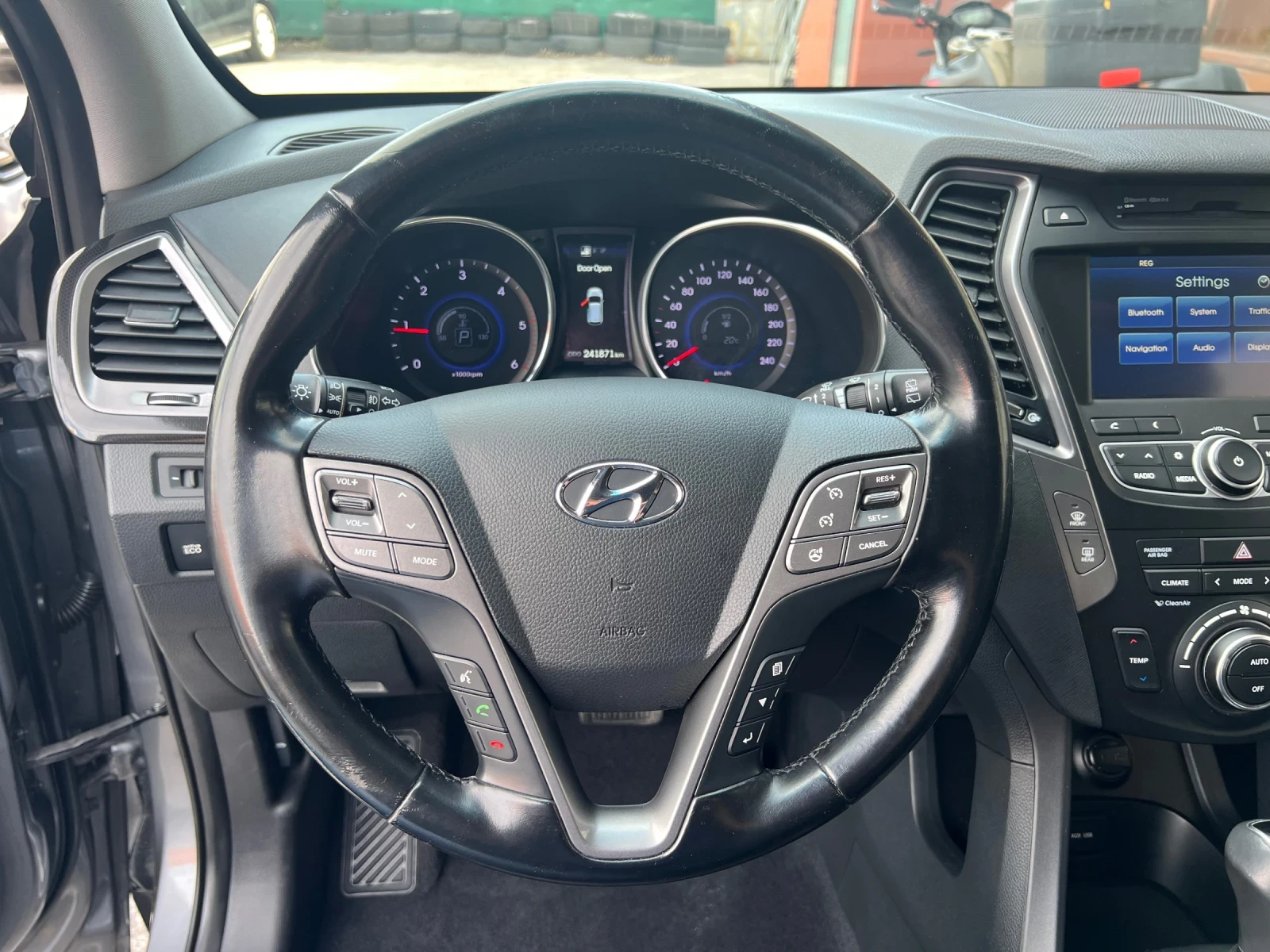 Hyundai Santa fe 2.2 CRDI 4WD Keyless Навигация Камера, снимка 12 - Автомобили и джипове - 54125524