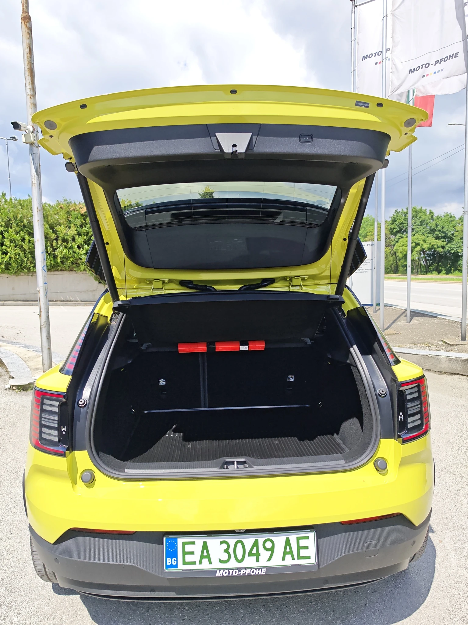 Volvo EX30 еxtended range лизинг, снимка 14 - Автомобили и джипове - 54493596