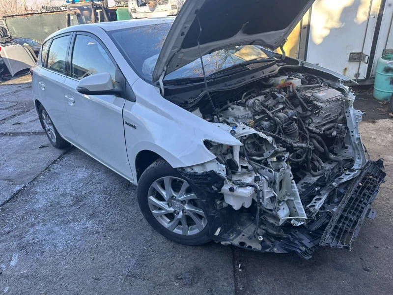 Toyota Auris 1.8 hybrid, снимка 3 - Автомобили и джипове - 48401770