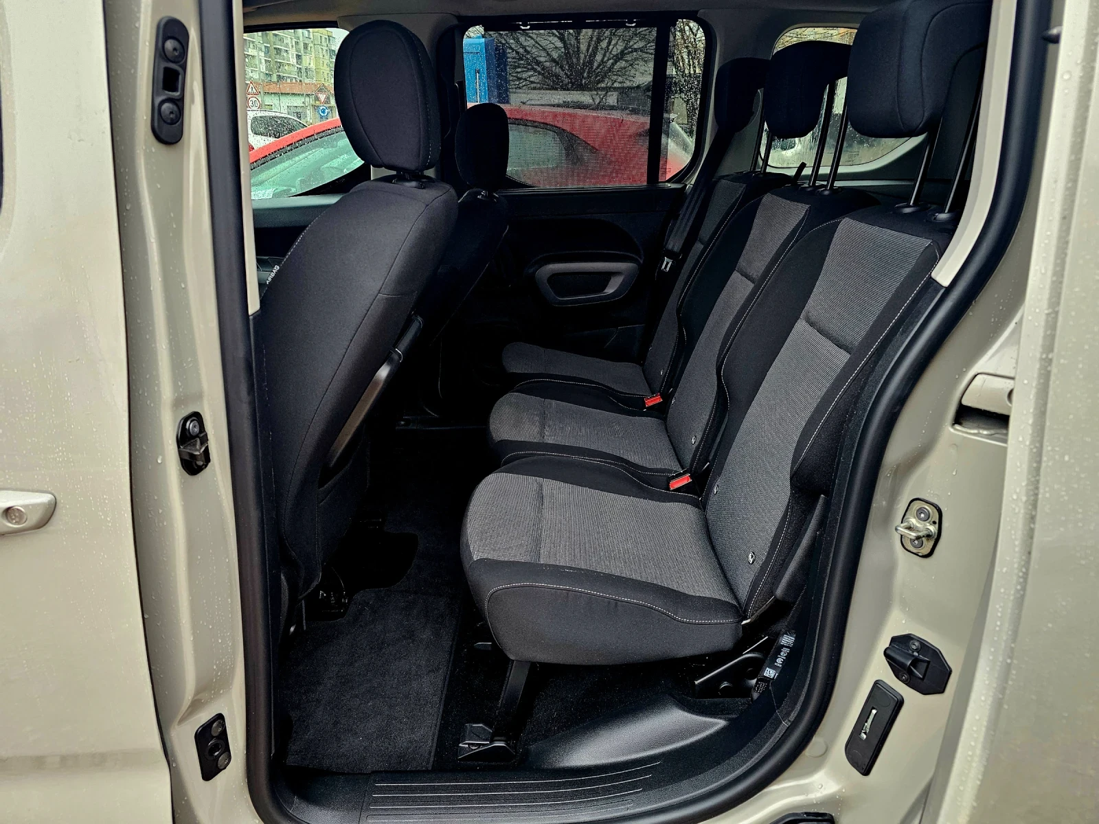 Toyota Proace City 1.2i Turbo, снимка 9 - Автомобили и джипове - 54684538
