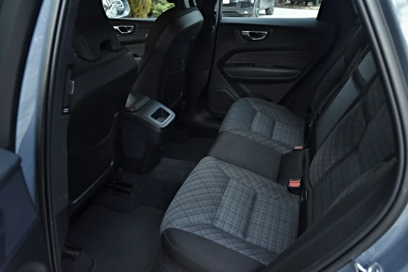 Volvo XC60 2.0D-B4 HYBRID Keyless, снимка 16 - Автомобили и джипове - 52938196