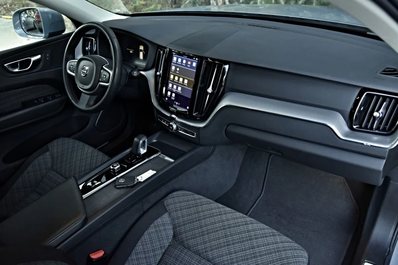 Volvo XC60 2.0D-B4 HYBRID Keyless, снимка 14 - Автомобили и джипове - 52938196
