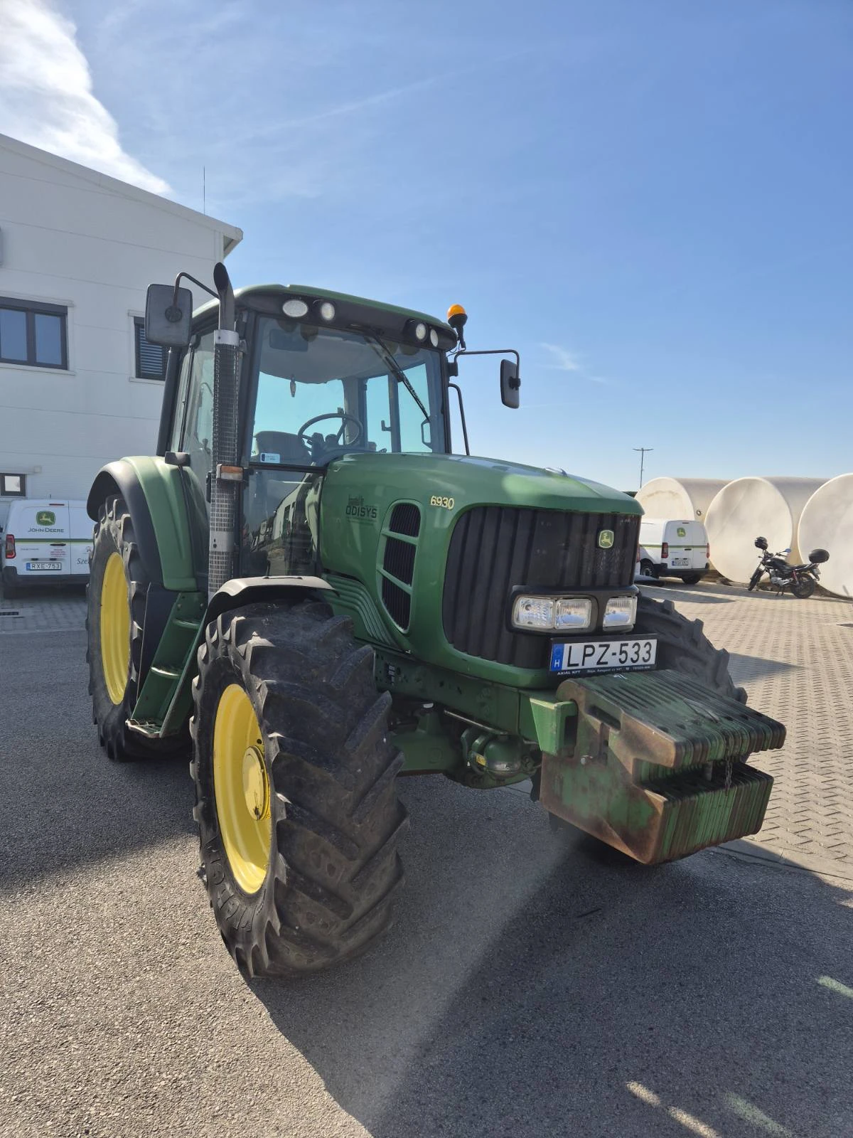 Трактор John Deere 6930