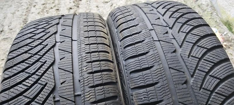 Гуми Зимни 225/45R18, снимка 1 - Гуми и джанти - 35130623