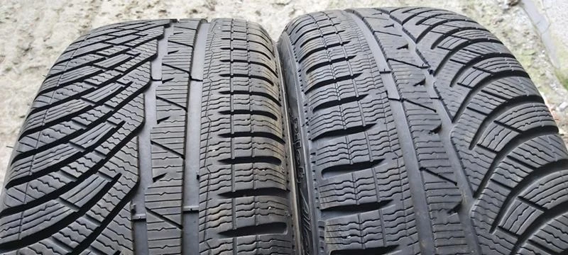 Гуми Зимни 225/45R18, снимка 2 - Гуми и джанти - 35130623