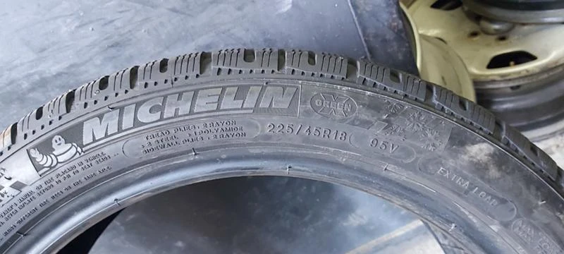 Гуми Зимни 225/45R18, снимка 3 - Гуми и джанти - 35130623