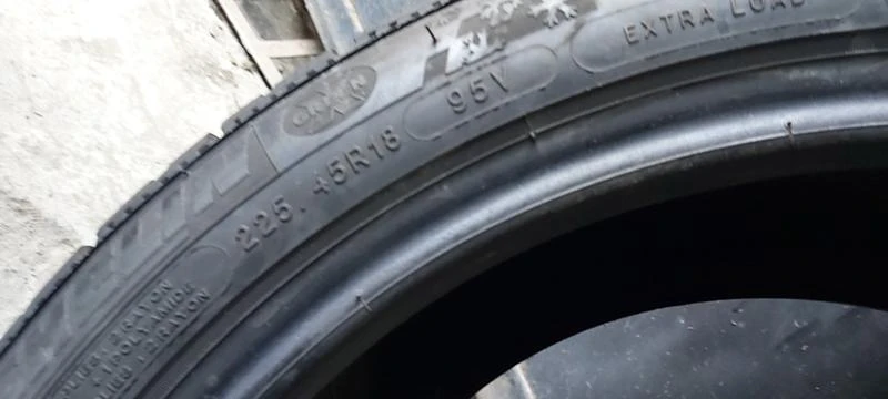 Гуми Зимни 225/45R18, снимка 4 - Гуми и джанти - 35130623