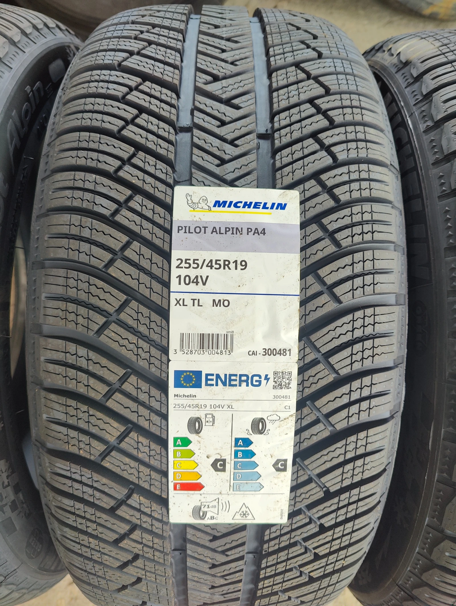 Гуми Зимни 255/45R19, снимка 4 - Гуми и джанти - 56070116