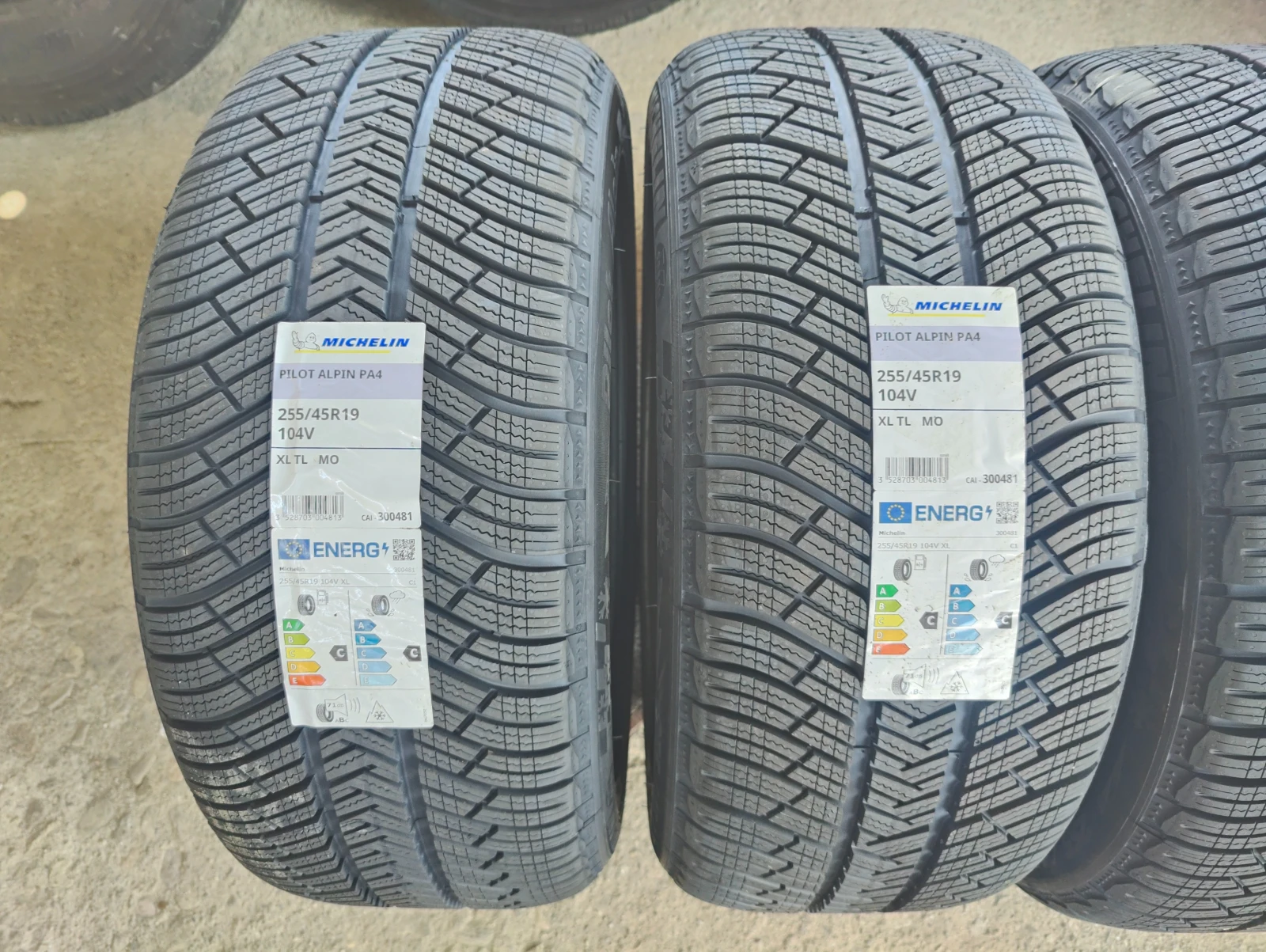 Гуми Зимни 255/45R19, снимка 3 - Гуми и джанти - 56070116
