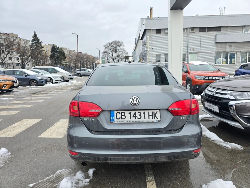 VW Jetta 1.6 TDI Highline, снимка 4 - Автомобили и джипове - 48878226