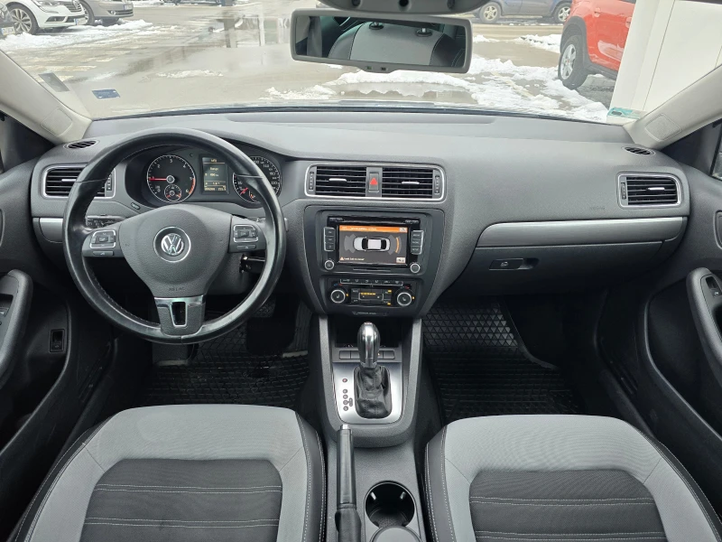 VW Jetta 1.6 TDI Highline, снимка 8 - Автомобили и джипове - 48878226