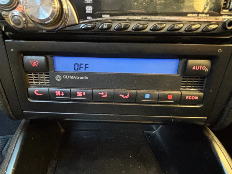 VW Golf 1.6 SR, снимка 13 - Автомобили и джипове - 52798113