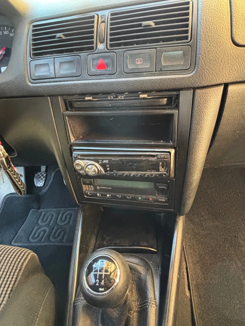 VW Golf 1.6 SR, снимка 12 - Автомобили и джипове - 52798113