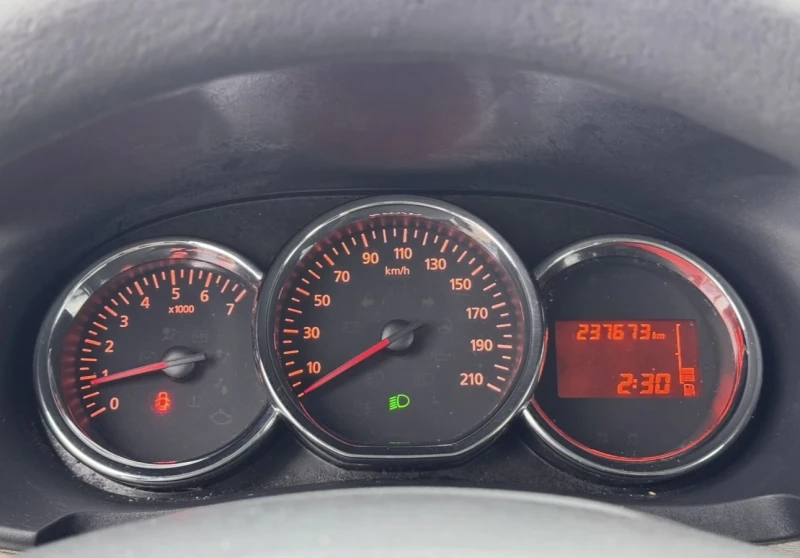 Dacia Dokker 1.6i / Климатик, снимка 8 - Автомобили и джипове - 52550380