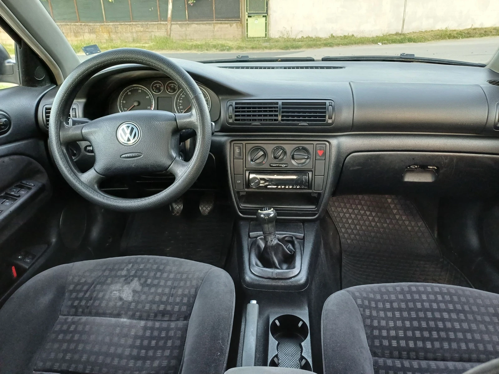 VW Passat 1.9 TDi, снимка 8 - Автомобили и джипове - 54843071
