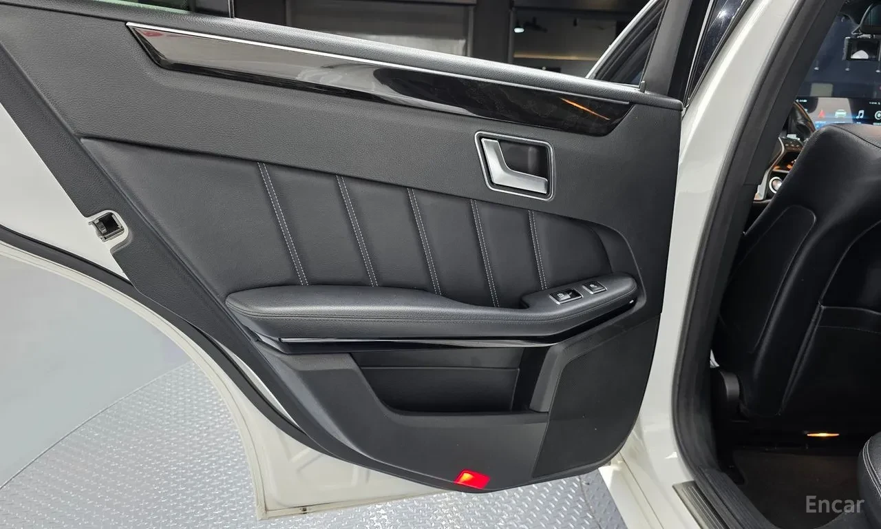 Mercedes-Benz E 250 CDI 4MATIC| 4MATIC| LED| LEATHER| NAVI| KAMERA, снимка 16 - Автомобили и джипове - 55184494