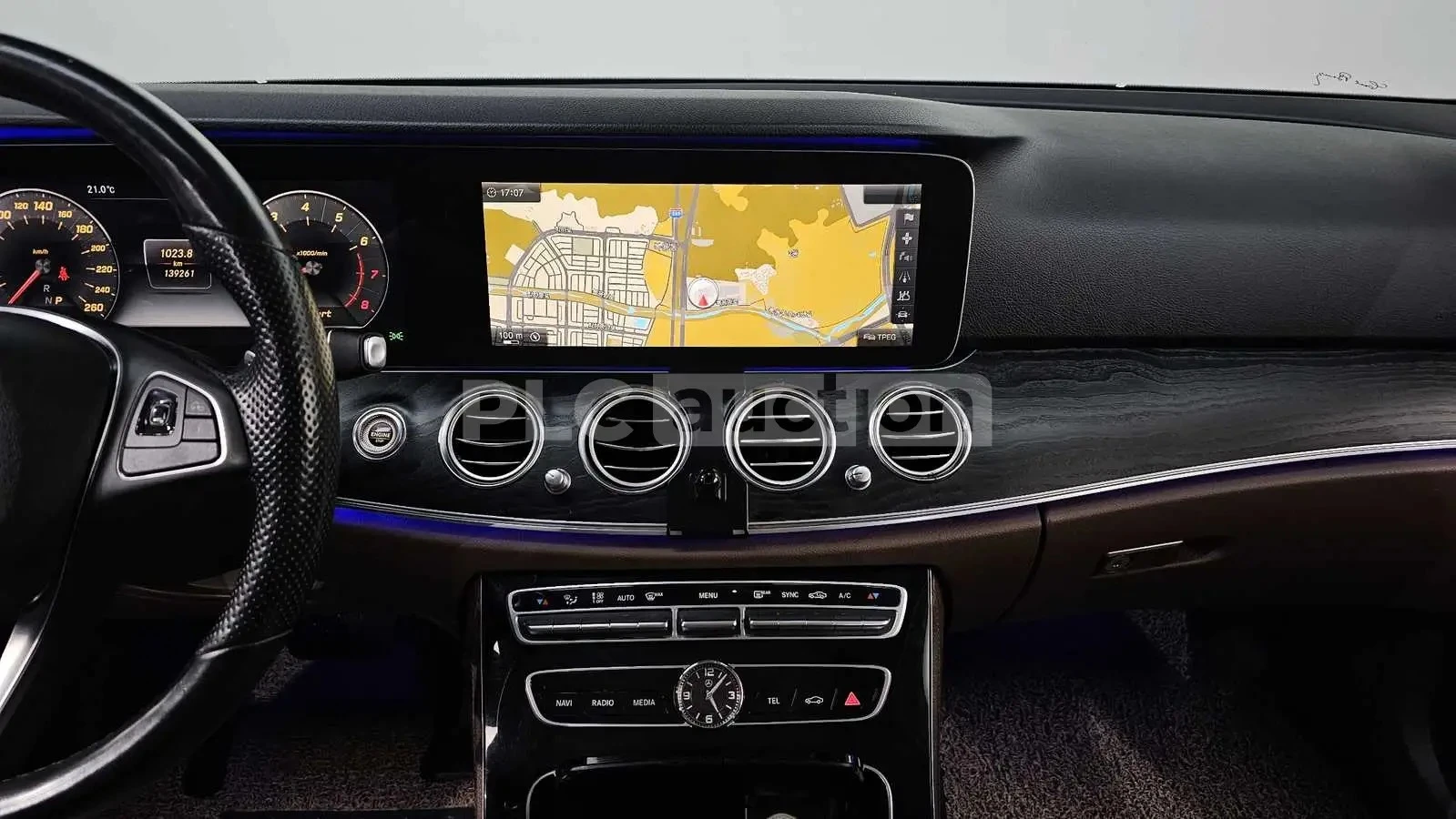 Mercedes-Benz E 300  HUD / 360 / DISTRONIC / ОБДУХВАНЕ / AMBIENT / BUR, снимка 9 - Автомобили и джипове - 55395937