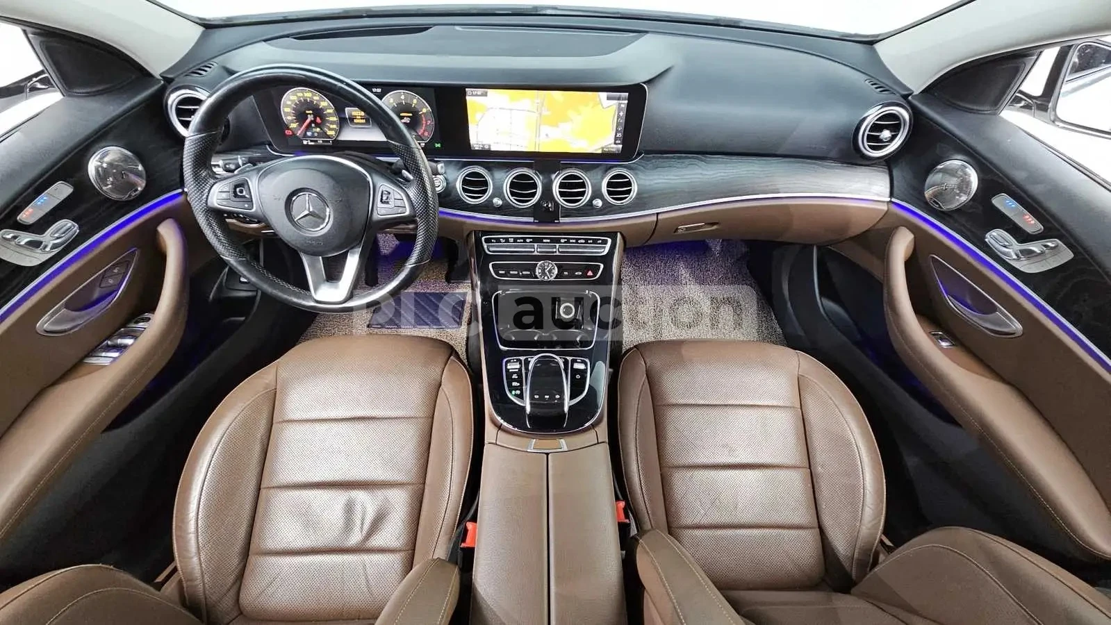 Mercedes-Benz E 300  HUD / 360 / DISTRONIC / ОБДУХВАНЕ / AMBIENT / BUR, снимка 5 - Автомобили и джипове - 55395937