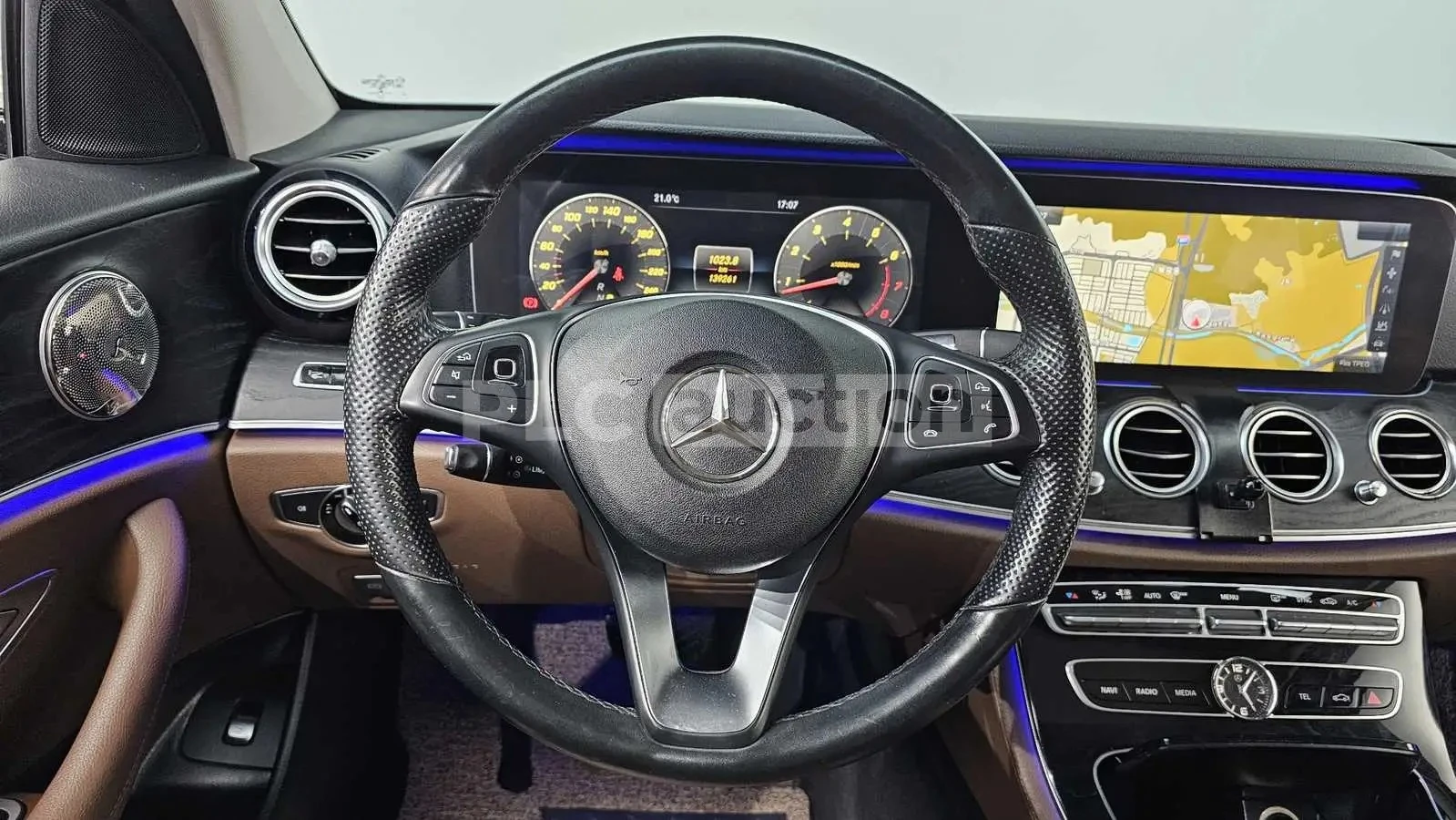 Mercedes-Benz E 300  HUD / 360 / DISTRONIC / ОБДУХВАНЕ / AMBIENT / BUR, снимка 6 - Автомобили и джипове - 55395937