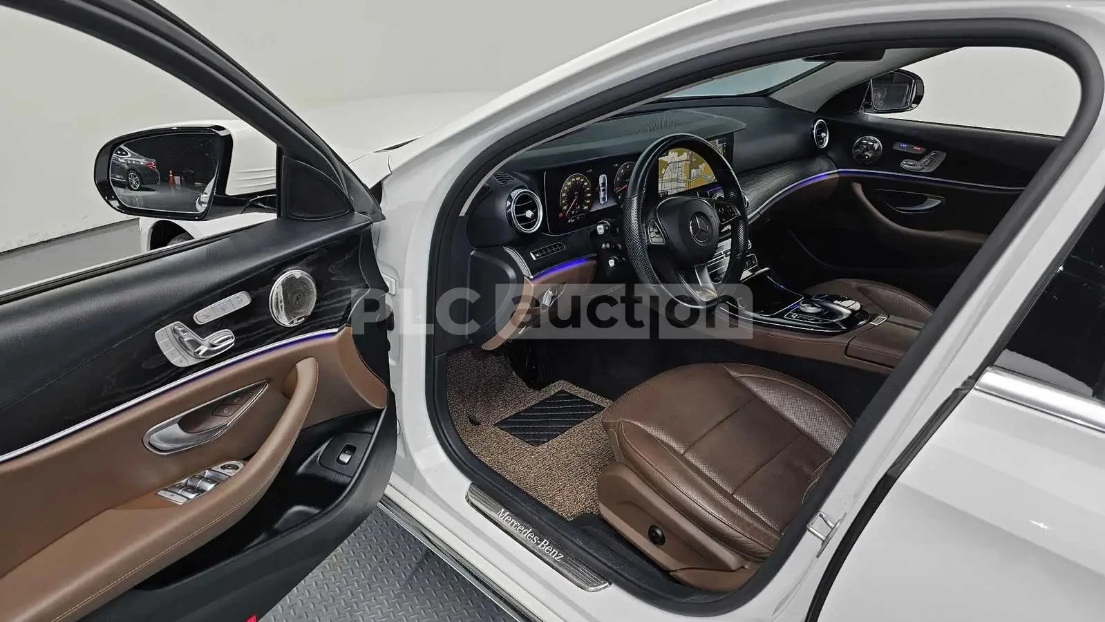 Mercedes-Benz E 300  HUD / 360 / DISTRONIC / ОБДУХВАНЕ / AMBIENT / BUR, снимка 11 - Автомобили и джипове - 55395937