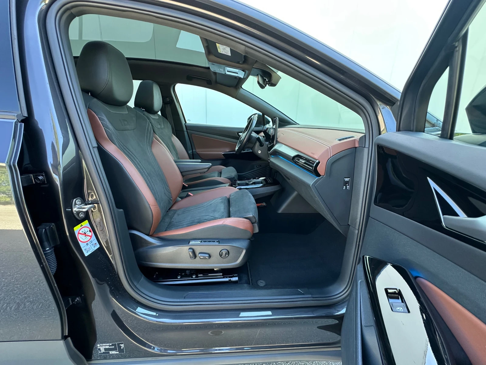 VW ID.4 Full/MATRIX/PANO/HeadUp/360/Keyless/Подгрев/МАСАЖ, снимка 11 - Автомобили и джипове - 55961393