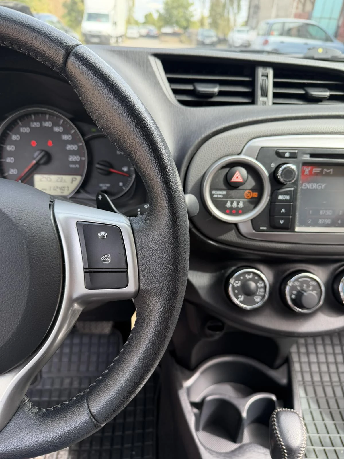 Toyota Yaris 1.3, снимка 11 - Автомобили и джипове - 56091384