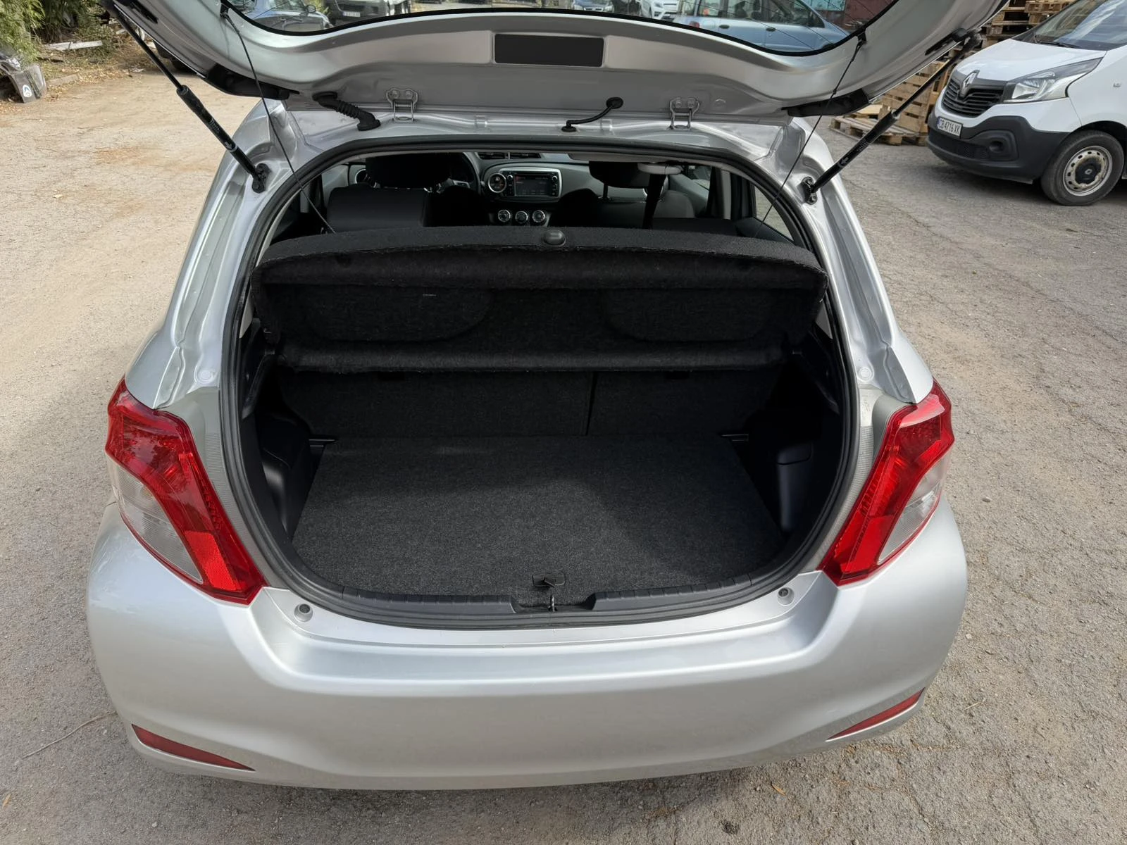 Toyota Yaris 1.3, снимка 7 - Автомобили и джипове - 56091384